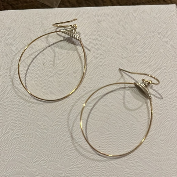 Small Featherweight Hoop Earring In Gold With Silver Wrap / NWOT - Picture 4 of 5